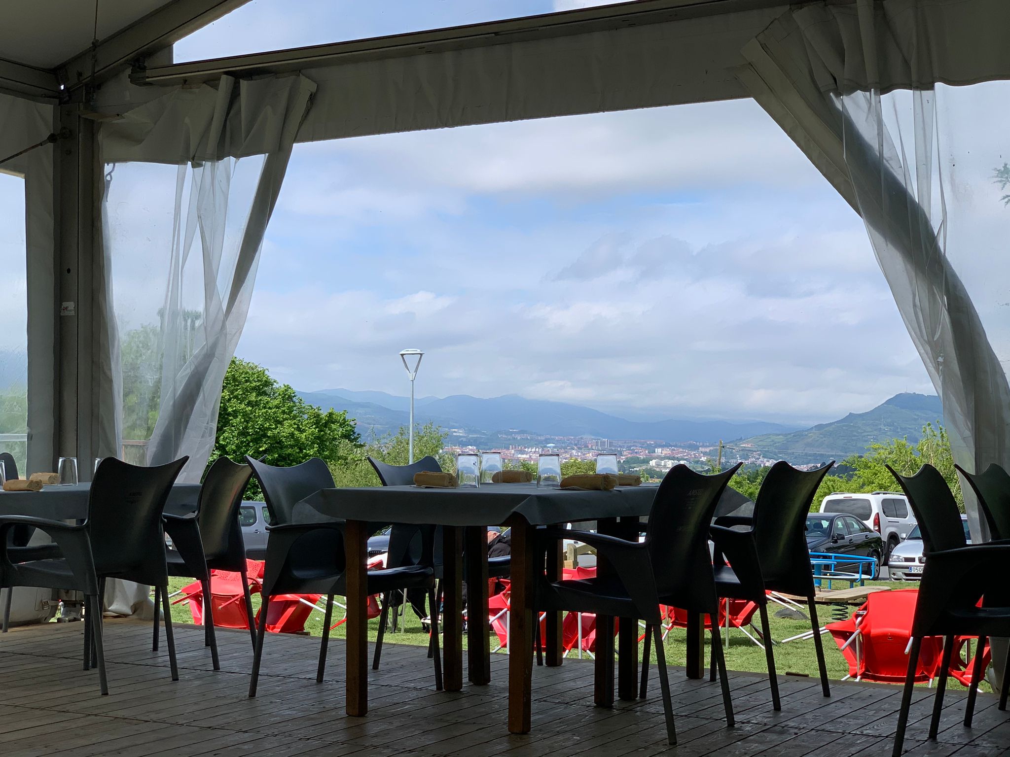 Carpa con vistas panorámicas a Bilbao desde el Motabarri