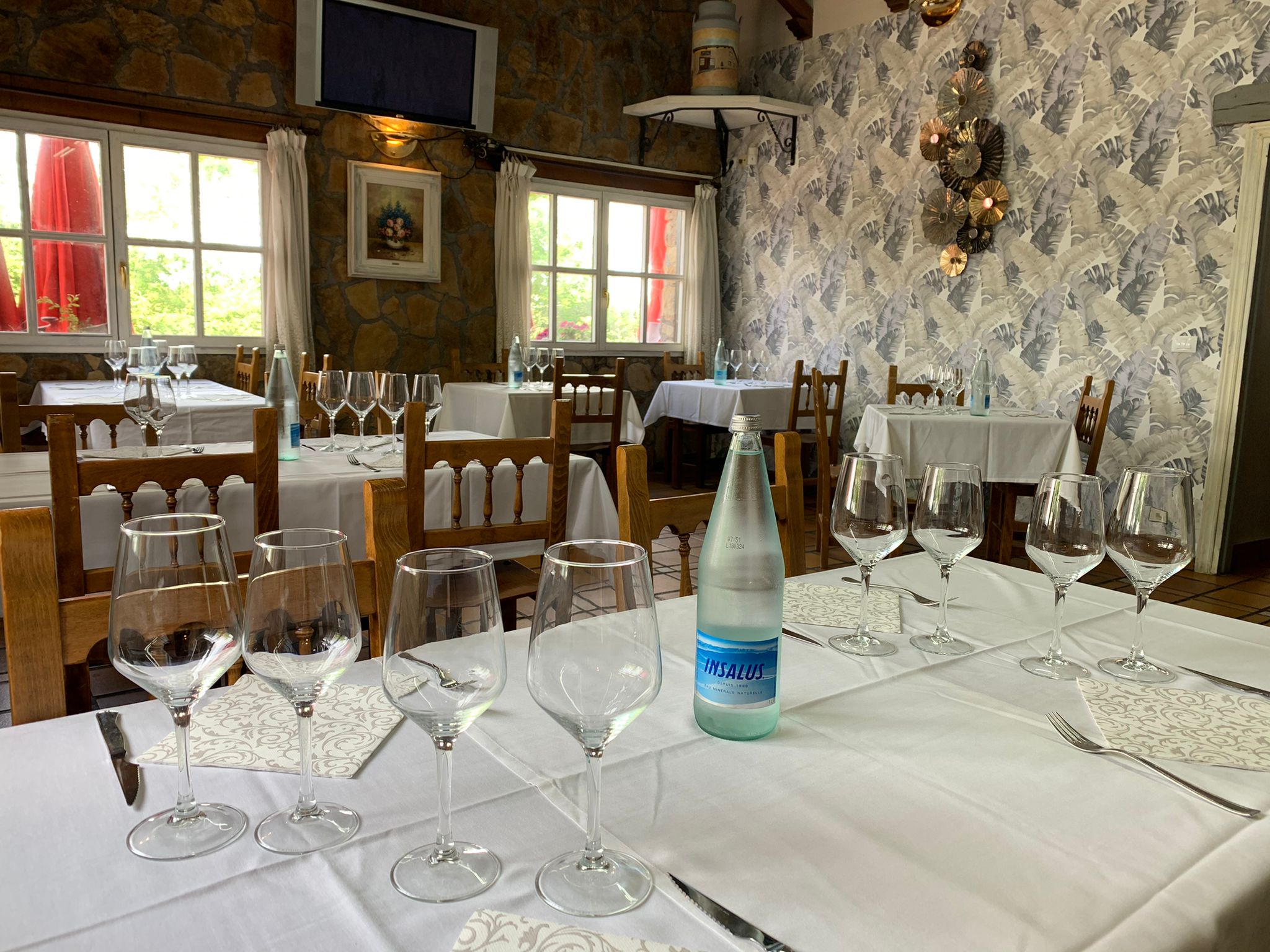 Comedor interior elegante con mesas vestidas y copas de vino